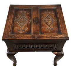 Caja de roble del siglo XVIII sobre un soporte, con frente de paneles tallados, hacia 1790