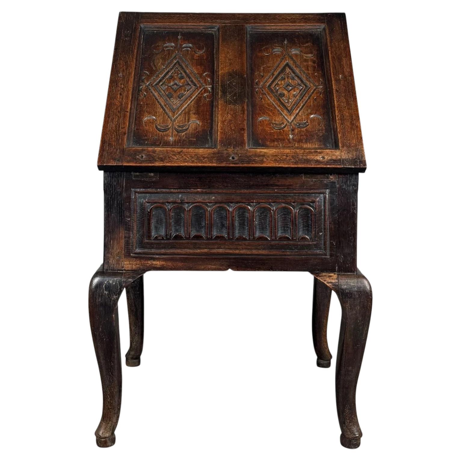 Caja de roble del siglo XVIII sobre un soporte, con frente de paneles tallados, hacia 1790 en venta
