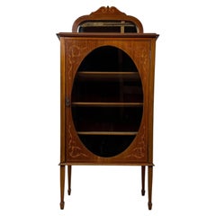 Magnifique vitrine anglaise en acajou marqueté du début du XXe siècle, avec miroir