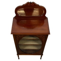 Magnifique vitrine anglaise en acajou marqueté du début du XXe siècle, avec miroir