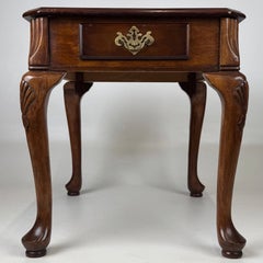 Magnifique table d'appoint antique en noyer anglais, datant du début du XXe siècle