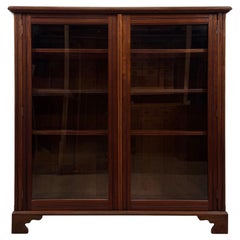 Wunderschöne antike englische Vitrine aus Walnussholz aus der Edwardianischen Zeit, Anfang des 20. Jahrhunderts