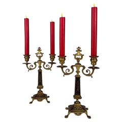Magnifique paire de candélabres anciens français du XIXe siècle, en laiton et ébène, à deux lumières