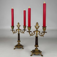 Magnifique paire de candélabres anciens français du XIXe siècle, en laiton et ébène, à deux lumières