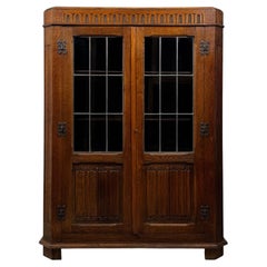 Antike Vitrine aus Eiche mit Glasfront aus dem 20. Jahrhundert in hervorragender Qualität