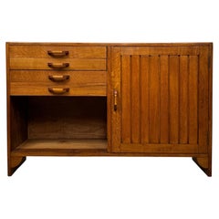 Hochwertiges kleines Sideboard aus goldfarbener Eiche aus der Mitte des 20. Jahrhunderts