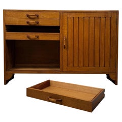 Hochwertiges kleines Sideboard aus goldfarbener Eiche aus der Mitte des 20. Jahrhunderts