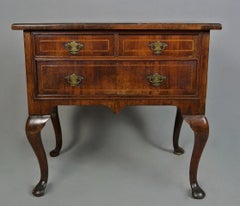 Élégante commode basse ancienne en noyer de l'époque de George Ier, vers 1730
