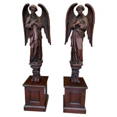 Coppia di angeli monumentali in quercia intagliati a mano, risalenti all’inizio del XVIII secolo, circa 1710