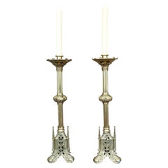 Coppia di candelieri religiosi d'epoca in ottone in stile vittoriano per altare, 1880 circa