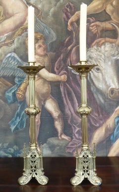 Coppia di candelieri religiosi d'epoca in ottone in stile vittoriano per altare, 1880 circa