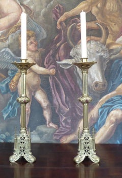 Coppia di grandi candelieri da altare in ottone di epoca vittoriana, a tema religioso