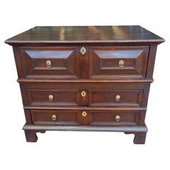 Commode anglaise ancienne en chêne de style rustique, vers 1680