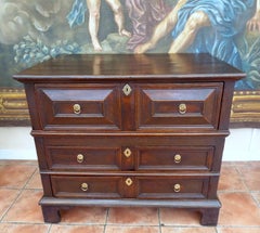 Commode anglaise ancienne en chêne de style rustique, vers 1680