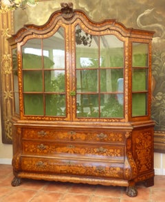 Libreria antica del XVIII secolo in noce con intarsio e vetrate, 1730 circa