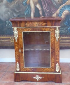 Vitrine ancienne en noyer datant du milieu du XIXe siècle, signée Gillows