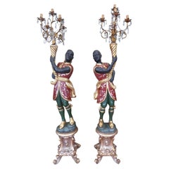 Coppia di lampade da terra d’epoca con figure monumentali intagliate raffiguranti un Blackamoor, anni ’30 circa