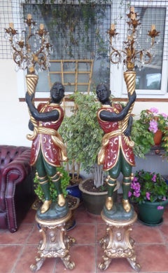 Coppia di lampade da terra d’epoca con figure monumentali intagliate raffiguranti un Blackamoor, anni ’30 circa