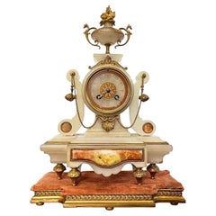 Reloj de chimenea antiguo de alabastro y bronce dorado de finales del siglo XIX, con llave