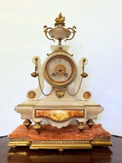 Reloj de chimenea antiguo de alabastro y bronce dorado de finales del siglo XIX, con llave