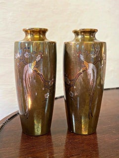 Par de jarrones japoneses de bronce del siglo XIX con incrustaciones de gallitos y ciruelos