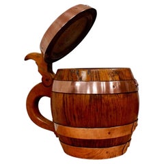 Jarra de cerveza de taberna antigua, de roble y cobre, con forma de barril