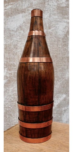 Botella de vino antigua de roble francés con ribete de cobre, de alrededor de 1890