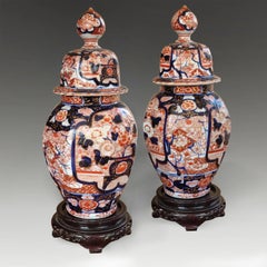 Paire de vases octogonaux japonais Imari de la période Edo, avec couvercle et socle, d'époque
