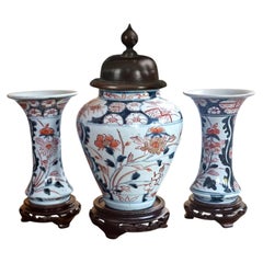 Japanese Genroku Edo Period Imari Garniture of Three Vases, circa 1690