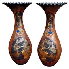 Paire monumentale de vases japonais anciens de l'époque Meiji, en porcelaine recouverte de laque « maki-e »