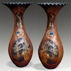 Paire monumentale de vases japonais anciens de l'époque Meiji, en porcelaine recouverte de laque « maki-e »