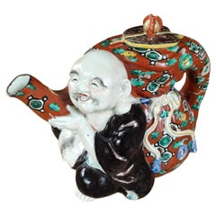 Tetera japonesa antigua de la época Meiji, de Kutani, con la figura del Buda risueño Hotei