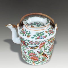 Antique Chinese Qing Dynasty Rose Canton Porcelain Teapot, circa 1870
