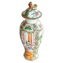 Chinese Daoguang Rose Medallion Porcelain Lidded Vase, circa 1830