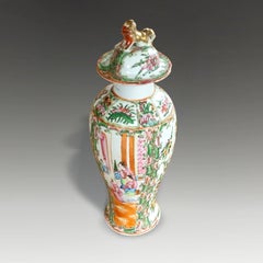 Chinese Daoguang Rose Medallion Porcelain Lidded Vase, circa 1830