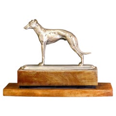 Galgo de estilo Art Déco, de bronce bañado en plata, sobre una base de madera de ébano y tuya