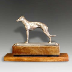 Galgo de estilo Art Déco, de bronce bañado en plata, sobre una base de madera de ébano y tuya