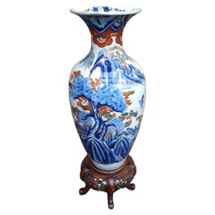 Grande vaso giapponese in porcellana di Arita del periodo Edo con piedistallo, primi anni del XIX secolo