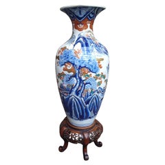 Grande vaso giapponese in porcellana di Arita del periodo Edo con piedistallo, primi anni del XIX secolo