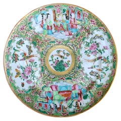 Antique Chinese Qing Dynasty Rose Medallion Porcelain Plate, circa 1820