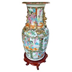 Grande vaso cantonese antico cinese della dinastia Qing con medaglione a forma di rosa, 1860 circa