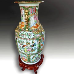 Grande vaso cantonese antico cinese della dinastia Qing con medaglione a forma di rosa, 1860 circa