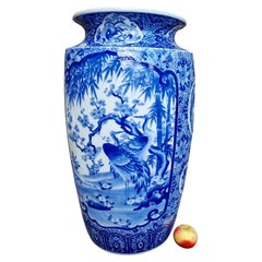 Vaso monumentale antico giapponese in porcellana blu e bianca di Arita, periodo Meiji, XIX secolo