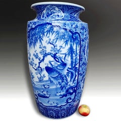 Vaso monumentale antico giapponese in porcellana blu e bianca di Arita, periodo Meiji, XIX secolo
