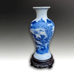 Vase antique chinois en porcelaine bleue et blanche de la dynastie Qing, représentant un paysage