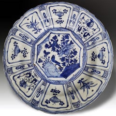 Large Wanli Period Ming Dynasty Chinese Blue and White Kraak Charger, circa 1600