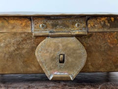 Scatola per tabacco olandese d’epoca, della metà del XIX secolo, rivestita in ottone, con monogramma inciso