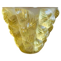 Vase Art déco en verre de Moissac jaune, signé René Lalique