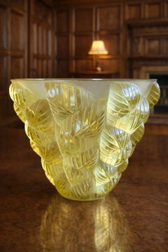 Vase Art déco en verre de Moissac jaune, signé René Lalique