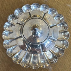 Tintero «Petal» de W.A.S. Benson Arts & Crafts, chapado en plata con revestimiento de cerámica